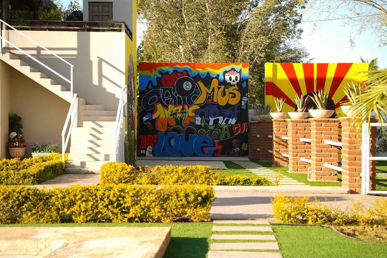 Entrada con graffiti y escaleras