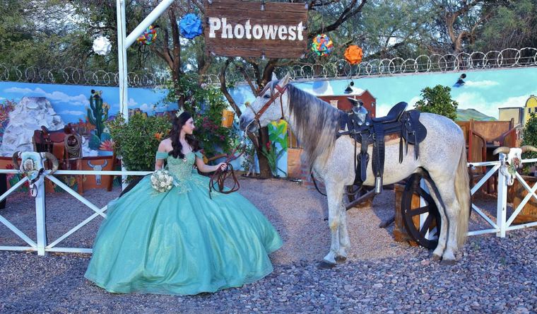 Set del pueblo del oeste con carreta y caballo